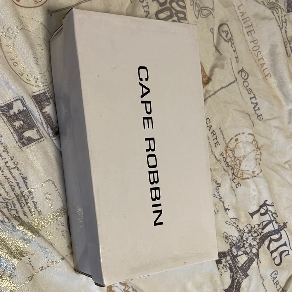 Cape Robbin White Shoe Box
